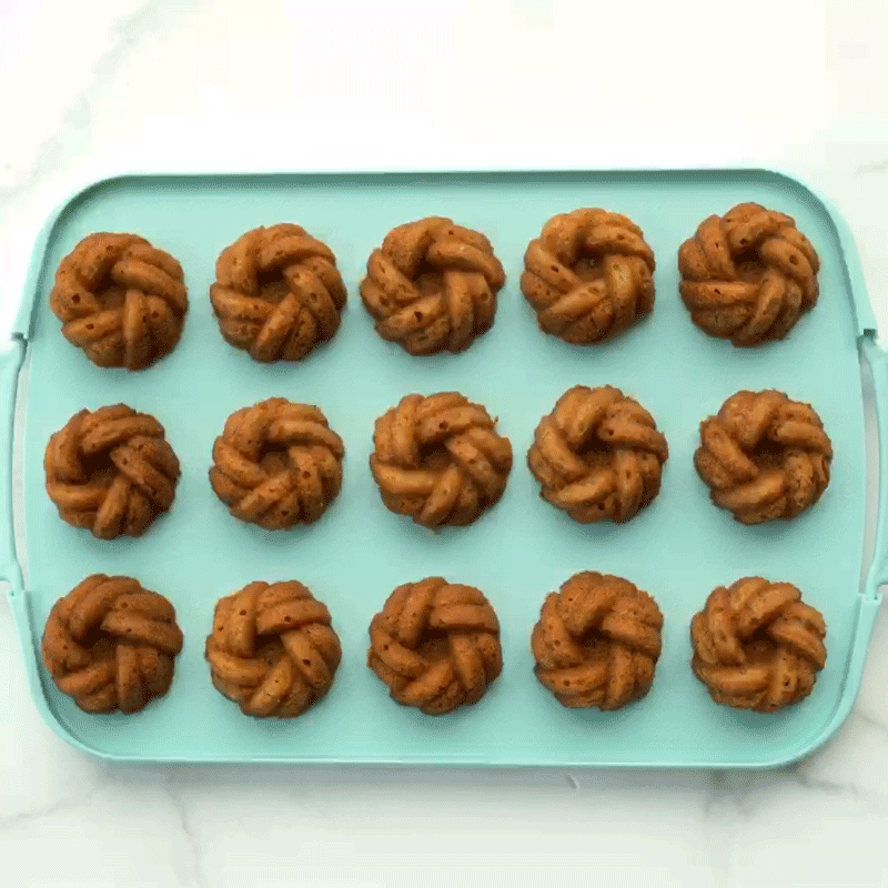 Powdered Sugar Duster View 2