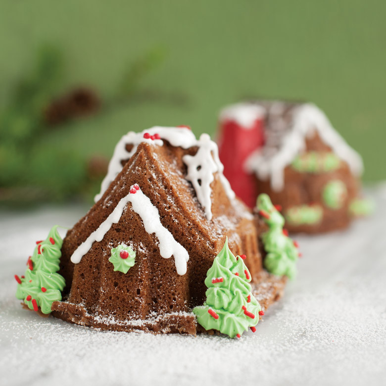 Gingerbread House Duet Pan View 2
