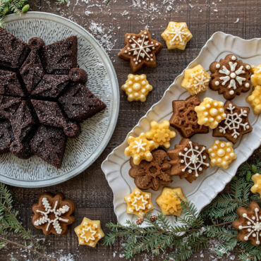 Snowflake cakes on platter and round plate- 3 different sized snowflakes