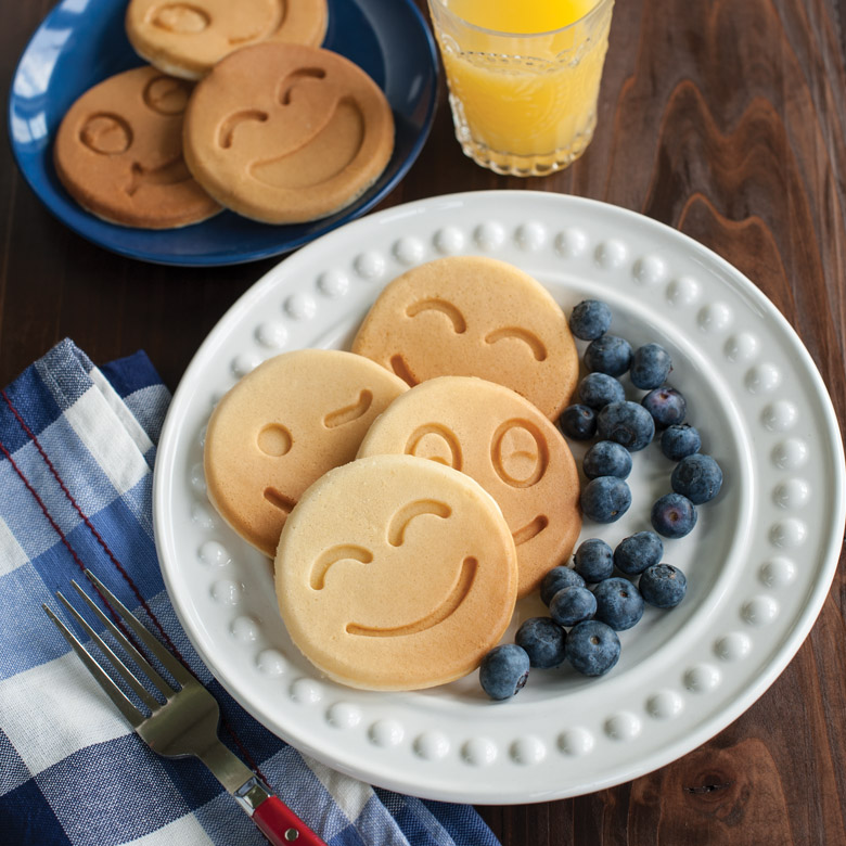 https://www.nordicware.com/wp-content/uploads/2021/05/01920_smiley_face_pancake_beauty_780x780_09.jpg