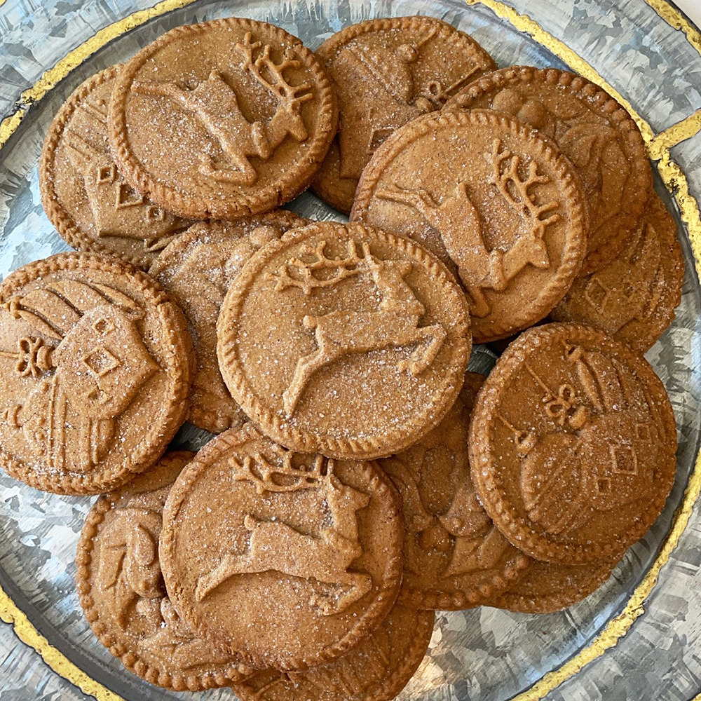https://www.nordicware.com/wp-content/uploads/2021/11/stamped-gingerbread-cookies_recipe-image_cropped1K.jpg