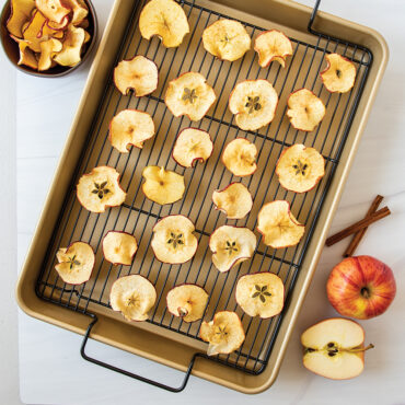 Nonstick High-Sided Oven Crisp Baking Tray  with baked apple  slices
