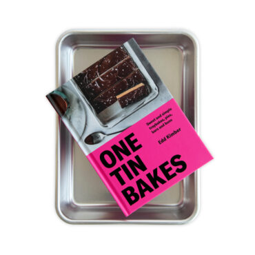 One Tines Bakes Set Whitesweep, book inside pan