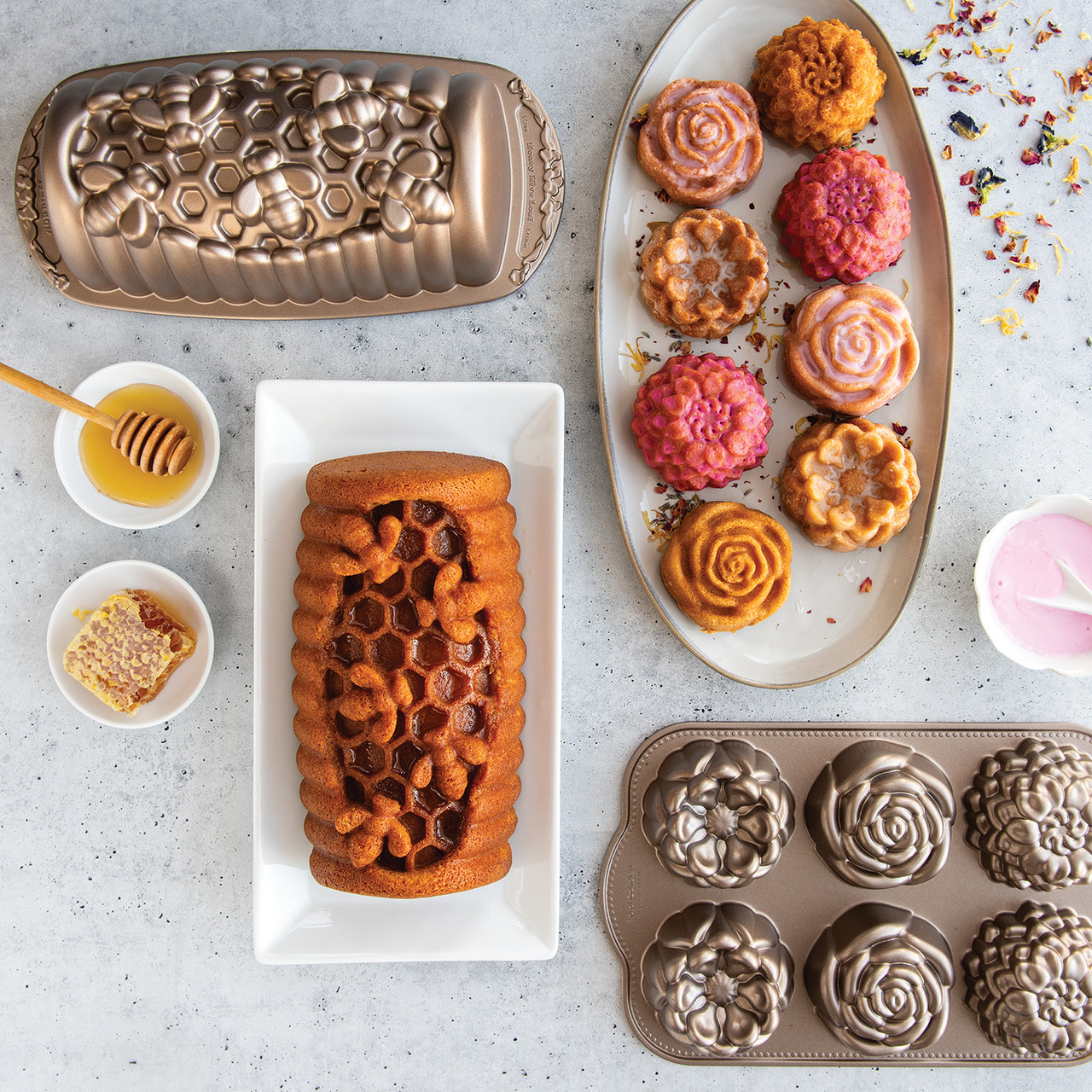 「nordic ware」カルーセルパン Floral Cakelet Pan | Cast Aluminum Bakeware | Nordic Ware