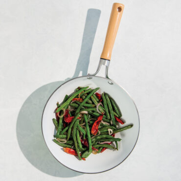 Overhead image of 10in Cardamom NS Wok with cooked green beans and peppers