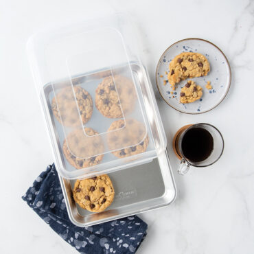 Quarter sheet with lid with chocolate chip cookies