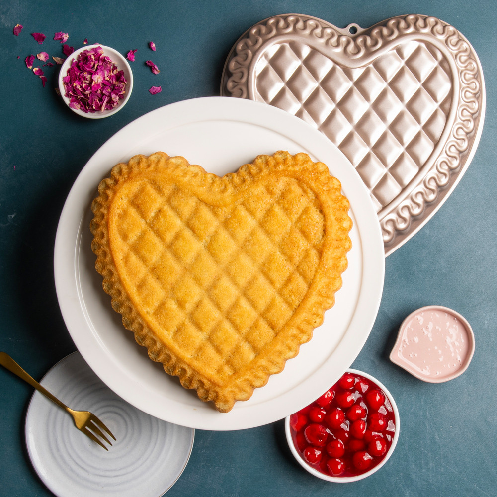 Quilted Heart Cake Pan View 2